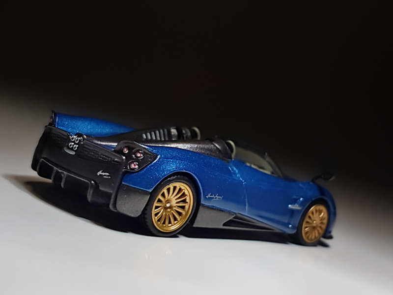Illustration for article titled Mini GT Pagani Huayra Roadster in Blue Francia